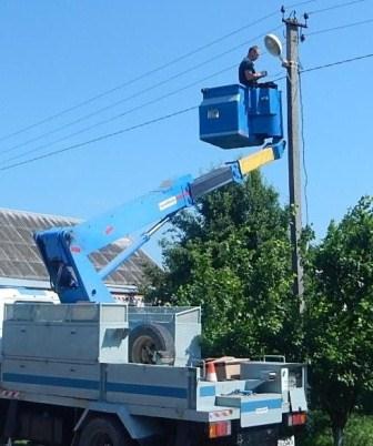 В Тбилисской меняют лампы уличного освещения